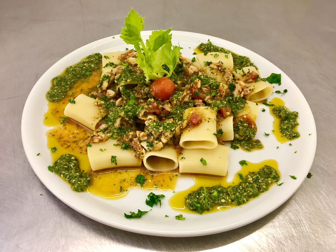 Paccheri Al Pesto Di Rucola, Triglie E Pomodorini